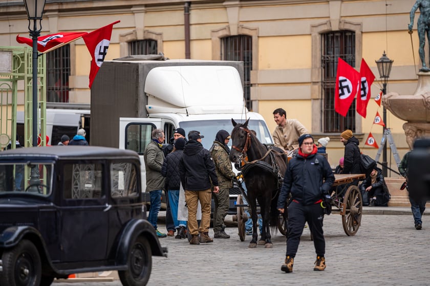 Plan zdjęciowy w okolicach Uniwersytetu Wrocławskiego. - Z uwagi na szczególne tło historyczne serialu (nazistowskie Niemcy lat 30. XX wieku), w przestrzeni miasta powstaną plany scenograficzne, uwzględniające określone znaki i symbole, charakterystyczne dla danego okresu historycznego, których nie należy w żaden sposób interpretować dosłownie – są jedynie dekoracją do filmu - informuje producent filmu